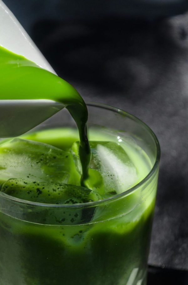 matcha-latte-closeup pouring matcha latte