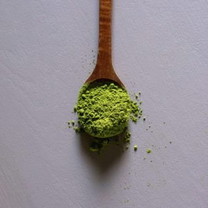 matcha-powder-scoop matcha powder in a bamboo scoop