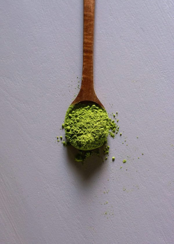 matcha-powder-scoop matcha powder in a bamboo scoop